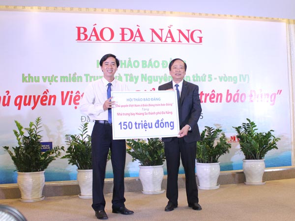 Đồng chí Mai Đức Lộc, Tổng Biên tập Báo Đà Nẵng  trao số tiền 150 triệu đồng do các cơ quan báo chí dự hội thảo quyên góp ủng hộ Nhà trưng bày Hoàng Sa thành phố Đà Nẵng.