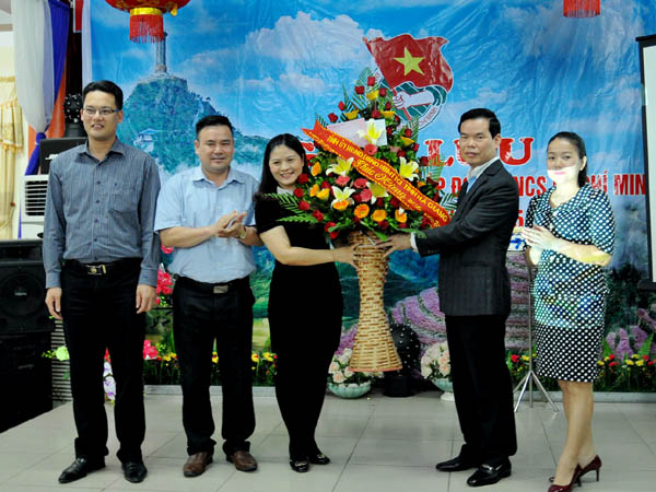 Thay mặt các đồng chí lãnh đạo tỉnh, Bí thư Tỉnh ủy Triệu Tài Vinh trao tặng lẵng hoa chúc mừng Tỉnh đoàn Hà Giang nhân Kỷ niệm 84 năm Ngày thành lập Đoàn Thanh niên cộng sản Hồ Chí Minh (26.3.1931 - 26.3.2015).