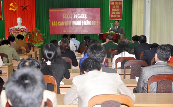 Báo cáo viên Văn phòng Điều phối xây dựng Nông thôn mới của tỉnh báo cáo kết quả thực hiện Chương trình mục tiêu Quốc gia về xây dựng Nông thôn mới.