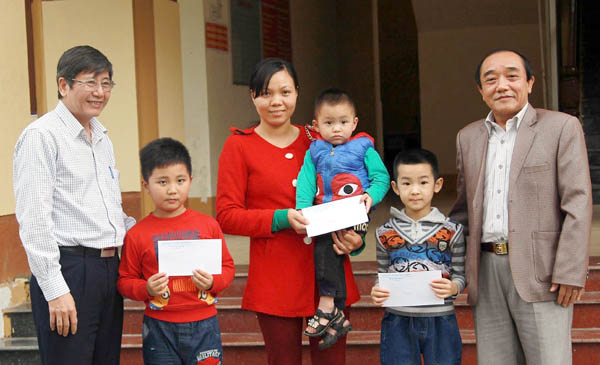 Đồng chí Trần Thanh Hải, Phó Chủ tịch Thường trực Tổng LĐLĐ Việt Nam và đồng chí Vương Mí Vàng, Phó Bí thư Thường trực Tỉnh ủy, Chủ tịch HĐND tỉnh trao quà cho con em công nhân lao động có hoàn cảnh khó khăn.