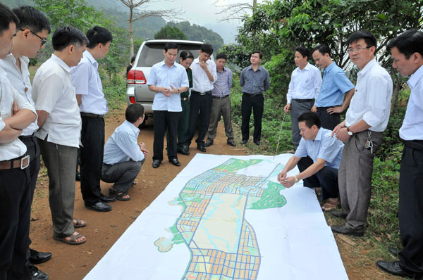 Bí thư Tỉnh ủy Triệu Tài Vinh và các thành viên đoàn công tác khảo sát thực tế việc Quy hoạch chi tiết xây dựng Trung tâm xã Phong Quang.