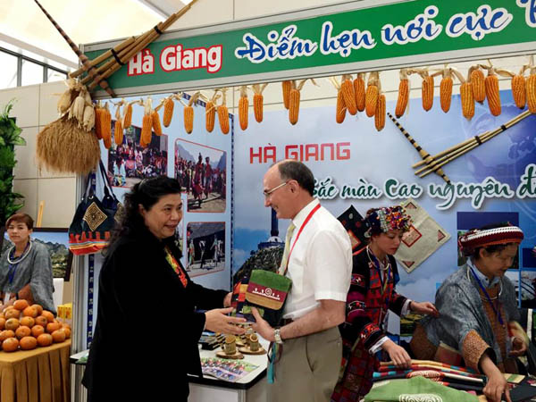 Đồng chí Tòng Thị Phóng, Ủy viên Bộ Chính Trị, Phó chủ tịch Quốc hội Việt Nam cùng đại biểu nước ngoài tham quan gian hàng của tỉnh Hà Giang tại Trung tâm Hội nghị Quốc gia Mỹ Đình.