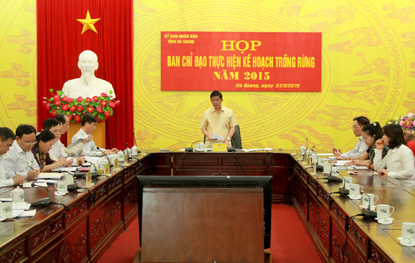Chủ tịch UBND tỉnh Đàm Văn Bông kết luận cuộc họp.