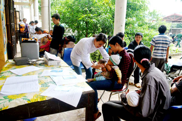 Tiêm vác xin phòng bệnh sởi cho trẻ em tại Trạm Y tế xã Quyết Tiến (Quản Bạ).