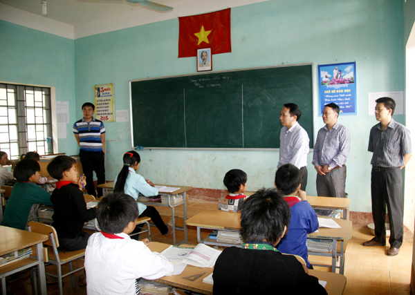 Đồng chí Phó Chủ tịch UBND tỉnh Trần Đức Quý kiểm tra tại trường THCS xã Bát Đại Sơn.