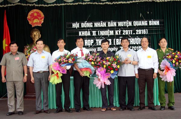 Các đồng chí lãnh đạo tỉnh tặng hoa chúc mừng các đồng chí được HĐND huyện tín nhiệm bầu các chức danh Phó chủ tịch HĐND, Chủ tịch UBND huyện, thành viên UBND huyện và miễn nhiệm chức danh Chủ tịch UBND huyện, thành viên UBND huyện.