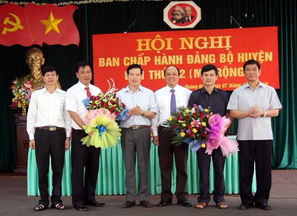 Các đồng chí lãnh đạo tỉnh tặng hoa chúc mừng 2 đồng chí được bầu chức danh Bí thư Phó bí thư Huyện ủy Quang Bình.