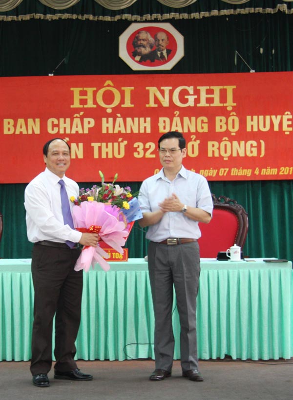Đồng chí Bí thư Tỉnh ủy Triệu Tài Vinh tặng hoa chúc mừng đồng chí Lê Quang Minh, Chủ nhiệm UBKT Tỉnh ủy thôi tham gia BCH, BTV Huyện ủy, thôi giữ chức danh Bí thư Huyện ủy Quang Bình đến nhận nhiệm vụ mới tại UBKT Tỉnh ủy.