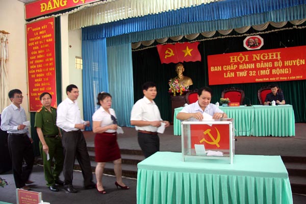Các đồng chí trong BCH Huyện ủy Quang Bình bỏ phiếu bầu chức danh Bí thư, Phó bí thư Huyện ủy Quang Bình.