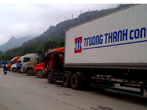 Các xe công - ten - nơ chờ làm thủ tục XNK hàng hóa tại Cửa khẩu Quốc tế Thanh Thủy.  
