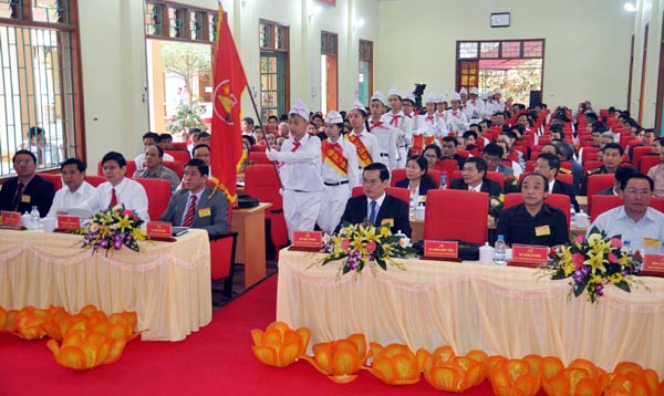 Các cháu học sinh thành phố chúc mừng đại hội.