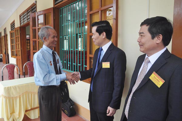 Bí thư Tỉnh ủy Triệu Tài Vinh trao đổi với đại biểu bên lề đại hội.