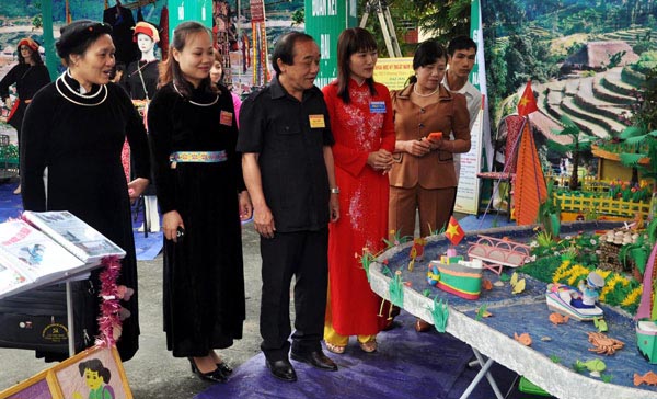 Các đại biểu tham quan mô hình giáo dục tại gian trưng bày đại hội.