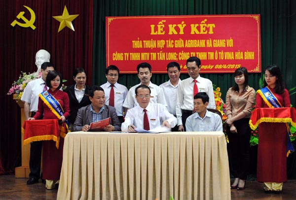 Lãnh đạo Agribank Hà Giang ký kết thỏa thuận hợp tác với lãnh đạo Công ty TNHH MTV TM Tấn Long và Công ty TNHH TM ô tô Vina Hòa Bình