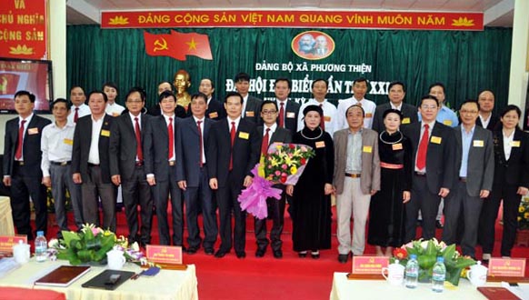 Ban Chấp hành Đảng bộ xã Phương Thiện ra mắt, chụp ảnh lưu niệm cùng các đồng chí lãnh đạo tỉnh, thành phố.