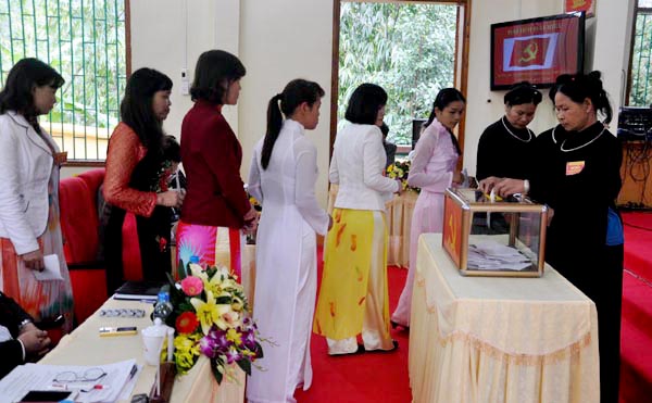 Các đại biểu bầu Ban Chấp hành Đảng bộ