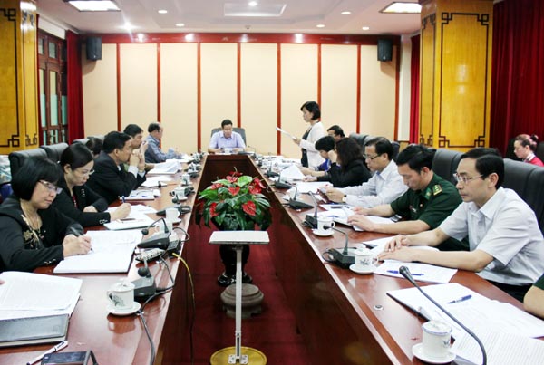 Lãnh đạo Sở Ngoại vụ báo cáo tiến độ công tác chuẩn bị của các tiểu ban phục vụ Hội nghị Ủy ban công tác liên hiệp lần thứ 7 trong cuộc họp.