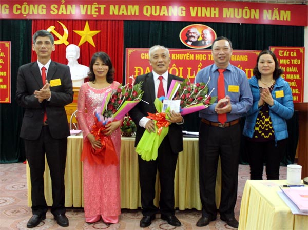 Bí thư, phó bí thư và đại biểu trúng cử ra mắt Đại hội.