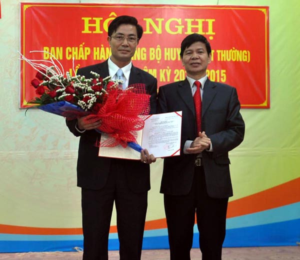 Trưởng ban Tổ chức Tỉnh ủy Nguyễn Trung Tài trao Quyết định của BTV Tỉnh ủy và tặng hoa chúc mừng đồng chí Nguyễn Trung Hiếu.