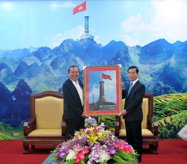 Đồng chí Triệu Tài Vinh, Ủy viên T.Ư Đảng, Bí thư Tỉnh ủy tặng quà lưu niệm cho đồng chí Trương Hòa Bình.