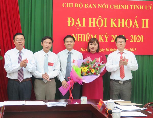 Đồng chí Triệu Là Pham, Bí thư Chi bộ Ban Nội chính Tỉnh ủy khóa I (người ngoài cùng bên trái) tặng hoa chúc mừng Ban Chi ủy khóa II. Ảnh: Cao Hùng (Ban Nội chính Tỉnh ủy).