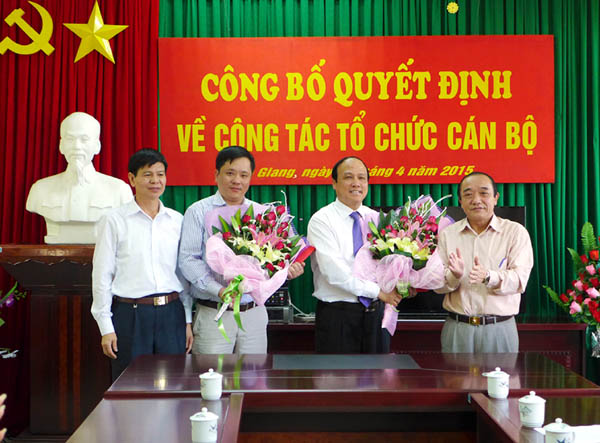 Vương Mí Vàng, Nguyễn Trung Tài, trao Quyết định và tặng hoa chúc mừng các đồng chí nhận nhiệm vụ mới theo sự phân công của BTV Tỉnh ủy.