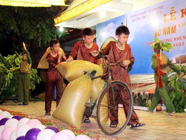 Thông qua hoạt động ngoại khóa, các em học sinh trở thành chủ thể trong tuyên truyền việc “học tập” và “làm theo” gương Bác. Trong ảnh: Học sinh Trường THCS Yên Biên (TPHG) diễn cảnh Chiến thắng Điện Biên Phủ.