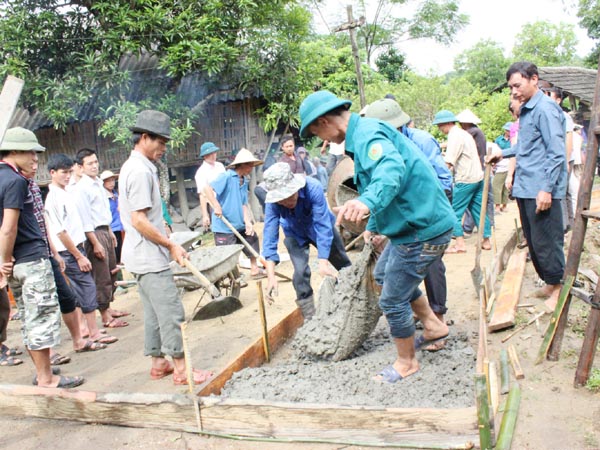 Nhân dân thôn Cốc Héc làm đường bê – tông nội thôn.