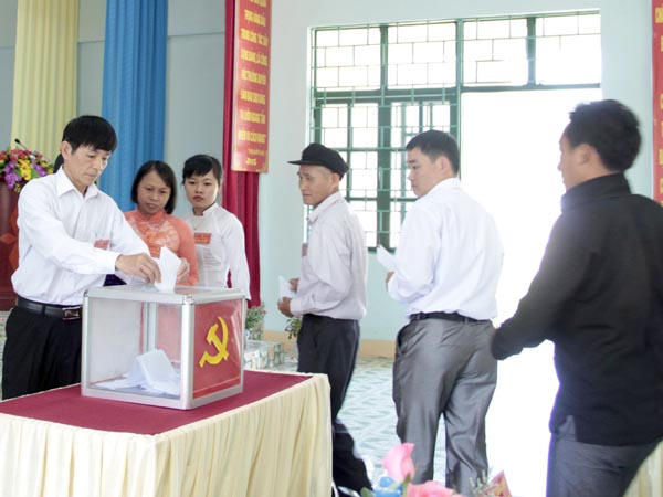Các đại biểu tiến hành bỏ phiếu bầu ban chấp hành Đảng bộ xã Minh Sơn khóa V, nhiệm kỳ 2015 – 2020.