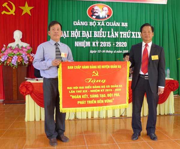 Đồng chí Nguyễn Hồng Hải, Bí thư Huyện ủy Quản Bạ tặng Đại hội đại biểu Đảng bộ xã Quản Bạ lần thứ XIX, nhiệm kỳ 2015 - 2020 bức trướng của BCH Đảng bộ huyện Quản Bạ với chủ đề “Đoàn kết, sáng tạo, đột phá, phát triển bền vững”.