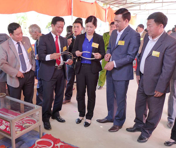 Đồng chí Chúng Thị Chiên, Ủy viên BTV Tỉnh ủy, Phó Chủ tịch HĐND tỉnh cùng các đồng chí trong Thường trực, BTV Huyện ủy Quản Bạ và đại biểu tham quan khu vực trưng bày sản phẩm của địa phương.