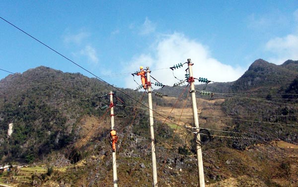 Hệ thống lưới điện luôn được công nhân Điện lực Đồng Văn bảo dưỡng, đảm bảo an toàn.