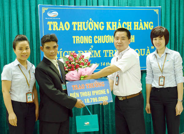 Giám đốc Chi nhánh Viettel Hà Giang, ông Chu Xuân Tùng trao thưởng cho khách hàng.