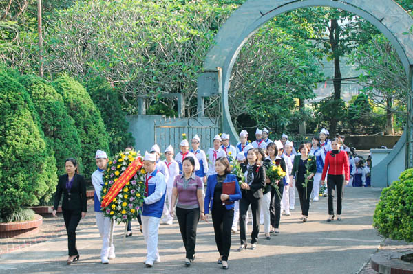 Đoàn giáo viên, học sinh tiêu biểu Trường THCS Yên Biên viếng Anh hùng liệt sỹ tại Nghĩa trang liệt sỹ thành phố Hà Giang.