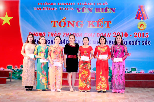 Cán bộ và giáo viên đạt thành tích xuất sắc giai đoạn thi đua 2010 – 2015.