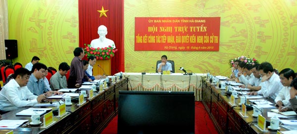 Chủ tịch UBND tỉnh Đàm Văn Bông chủ trì hội nghị. 