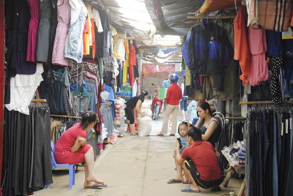 Các gian hàng kinh doanh trong chợ thị trấn Yên Minh được sắp xếp gọn gàng, hoạt động có quy củ.