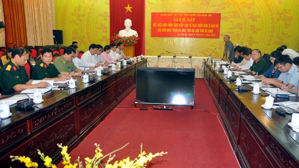 Đồng chí Nguyễn Kim Khoa, Ủy viên UBTV Quốc hội, Chủ nhiệm Ủy ban Quốc phòng và An ninh phát biểu tại buổi làm việc.