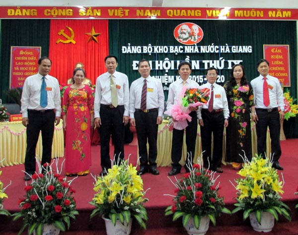 BCH khóa mới Đảng bộ KBNN tỉnh ra mắt Đại hội. 