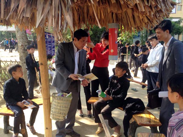 Trưởng Ban Tuyên giáo Tỉnh ủy Sèn Chỉn Ly và đoàn công tác khảo sát tại trường Tiểu học Tả Nhìu.
