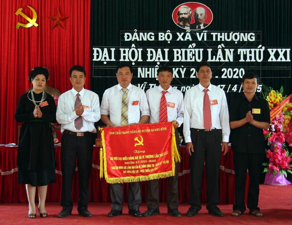 Đồng chí Bí thư Huyện ủy Quang Bình Triệu Tài Phong tặng cờ chúc mừng Đại hội đại biểu xã Vĩ Thượng lần thứ XXI – nhiệm kỳ 2015 – 2020.