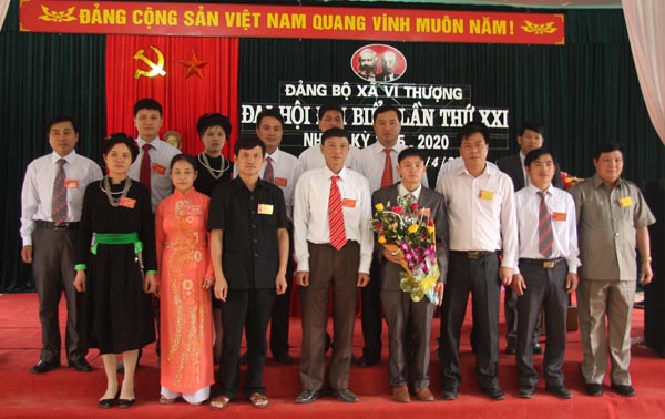Các đồng chí lãnh đạo Huyện Quang Bình tặng hoa chúc mừng BCH Đảng bộ xã Vĩ Thượng nhiệm kỳ 2015 – 2020.