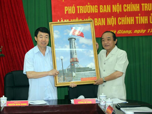 Phó Bí thư Thường trực Tỉnh ủy, Chủ tịch HĐND tỉnh Vương Mí Vàng thay mặt lãnh đạo tỉnh tặng bức tranh Cột cờ Lũng Cú cho Phó Trưởng ban Nội chính T.Ư Nguyễn Doãn Khánh.