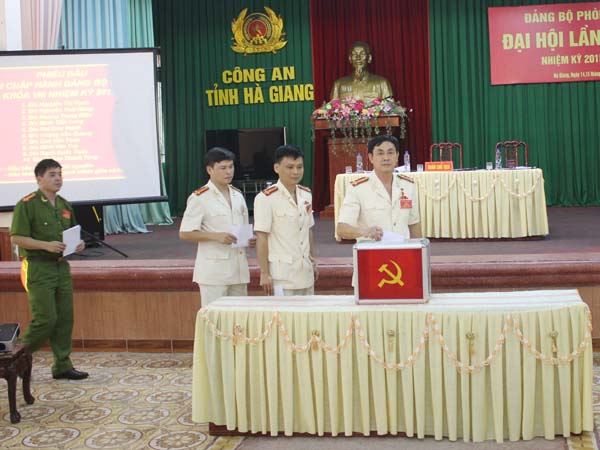 Các Chi, Đảng bộ trực thuộc Đảng ủy Công an tỉnh đang tiến hành Đại hội nhiệm kỳ 2015 – 2020. Ảnh: Trung Thực