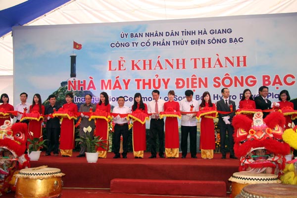 Các đồng chí lãnh đạo tỉnh, huyện Quang Bình và Công ty Cổ phần thủy điện Sông Bạc cắt băng khánh thành nhà máy thủy điện Sông Bạc