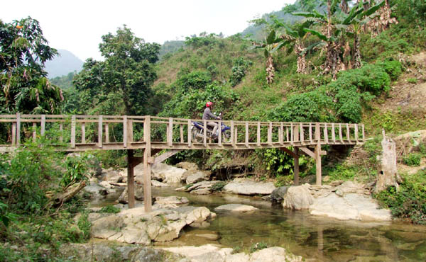 Cây cầu của người dân thôn Bản Khun, xã Yên Cường tự đóng góp xây dựng.