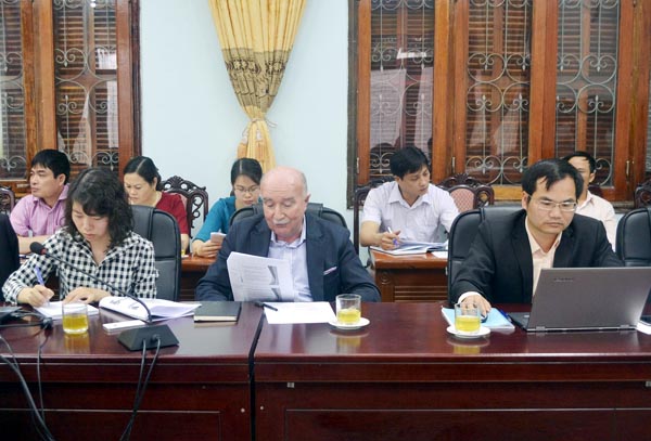 Ông Royston Brockman (hàng đầu – ngồi giữa), Trưởng đoàn Đoàn tư vấn ADB trao đổi với UBND TP. Hà Giang về “Chương trình phát triển đô thị loại II”.