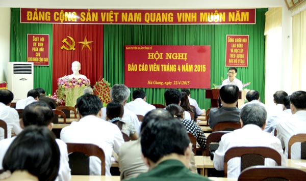 Báo cáo viên Cục Thuế tỉnh báo cáo kết quả thu ngân sách quý I.2015.