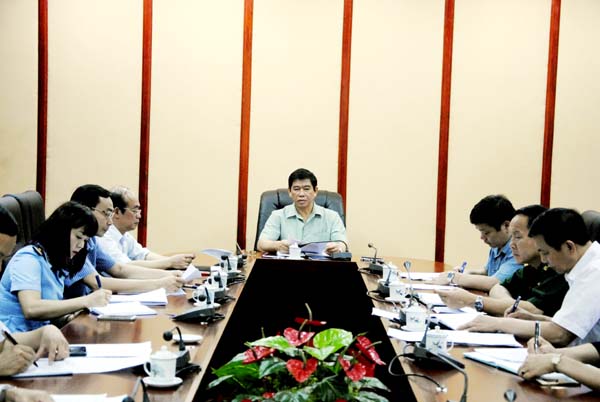 Chủ tịch UBND tỉnh Đàm Văn Bông chủ trì buổi làm việc.