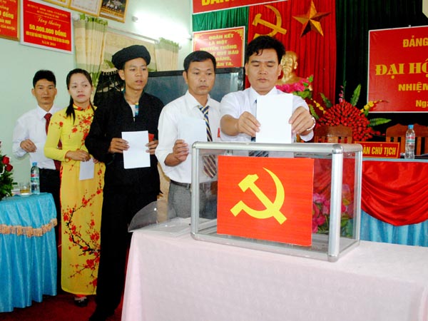 Đại biểu bỏ phiếu bầu BCH Đảng bộ Sán Sả Hồ khóa XX. Ảnh: THIÊN THANH